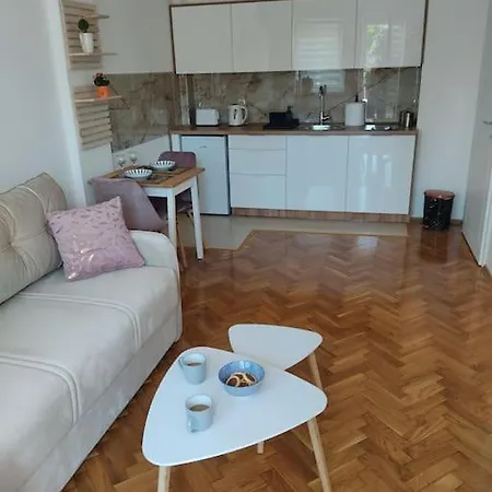 Kostastan - Sa Parkingom *