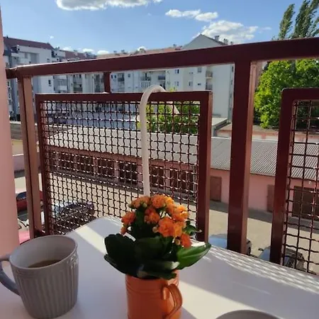 Kostastan - Sa Parkingom Νόβι Σαντ